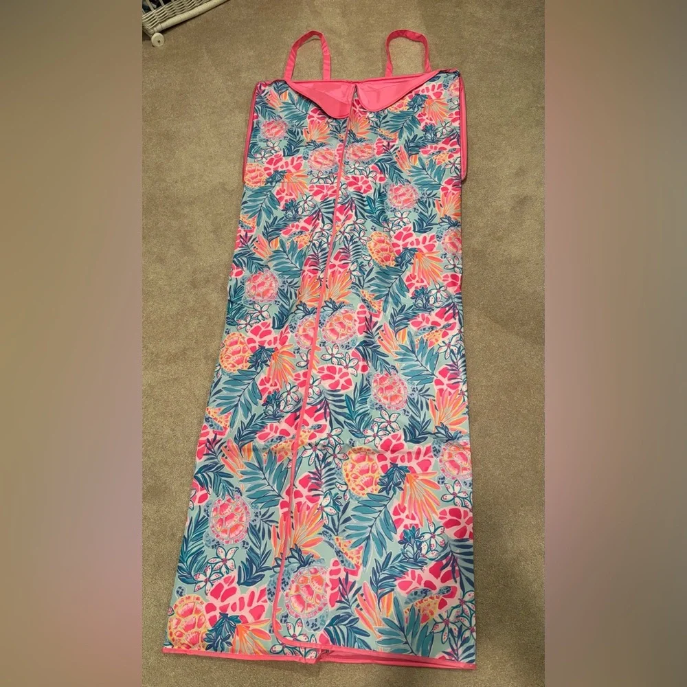 Lilly Pulitzer Pink and Blue Floral foldable picnic blanket tote - Picture 4 of 10